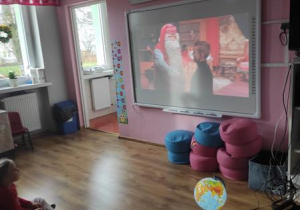 Dzieci oglądają film z wioski świetego Mikołaja.